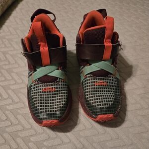 Nike LeBron Witness FB8986-600 11.5C Youth Boys Basketball Sneakers